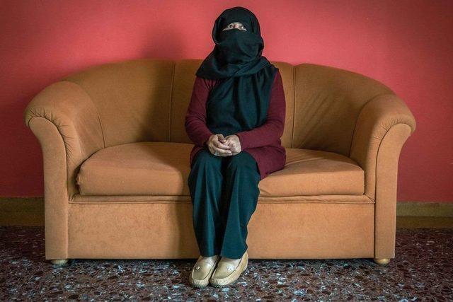 Hakim Sana, Yunanistan'daki geçici evinde. Sana, Afganistan'daki kadın hakları için mücadeleden asla vazgeçmeyeceğini söylüyor.