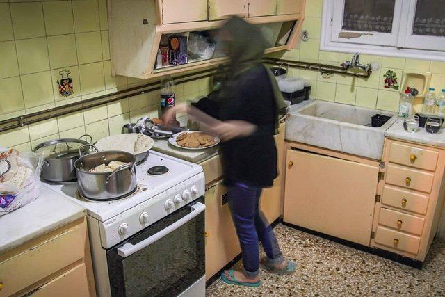 Ailelere Yunanistan'daki geçici evlerinde her gün yemek yardımı yapılıyor.