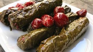 Aynı tariflerden sıkıldınız mı? Parmaklarınızı yedirtecek kiraz yaprağı sarması tarifi