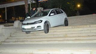 Antalya'da ilginç olay! Navigasyona uydu, merdivenlerde asılı kaldı