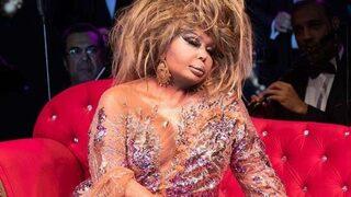 Yarışmacıya 'Göğüslerin ufak' demişti! Bülent Ersoy'un üstsüz pozu görenleri şaşkına çevirdi!