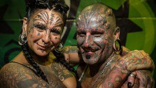 Kendilerini bambaşka birine dönüştürdüler! “Dünyanın en çok dövmeye sahip olan çifti” unvanıyla Guinness’e girdiler