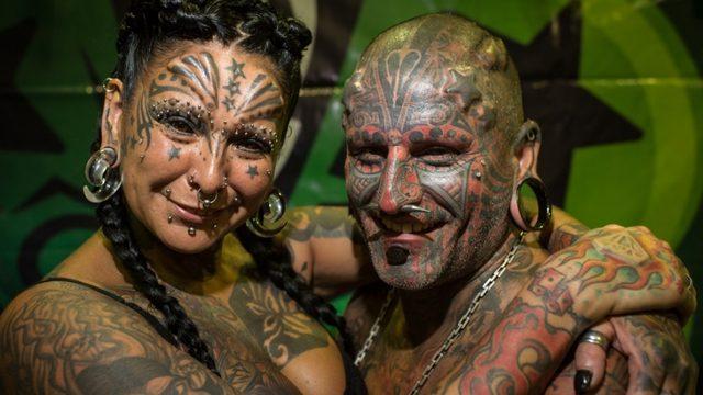 Kendilerini bambaşka birine dönüştürdüler! “Dünyanın en çok dövmeye sahip olan çifti” unvanıyla Guinness’e girdiler