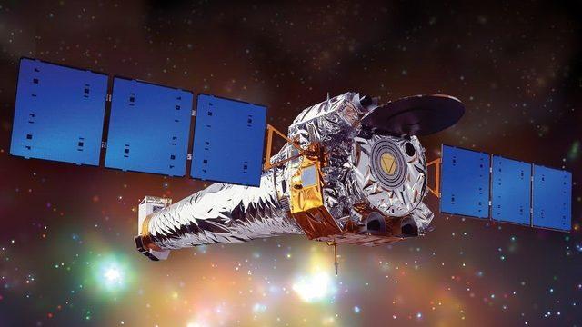 Chandra teleskobu 1999'da evrenin sıcak bölgelerinden yayılan X ışını emisyonunu incelemek üzere uzaya gönderildi.