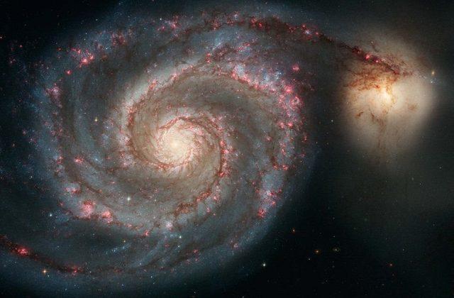 Messier 51 galaksisi, spiral şekli nedeniyle Girdap Galaksisi olarak da adlandırılıyor.
