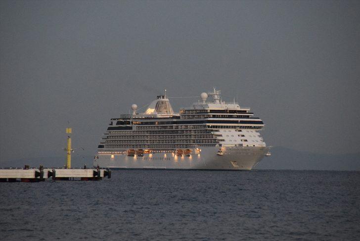 Dev kruvaziyer Seven Seas Splendor, Kuşadası'na demirledi