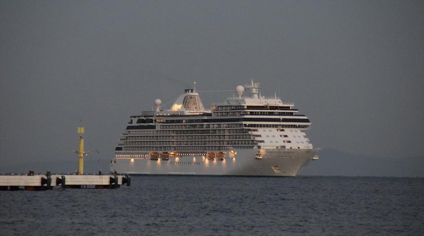 Dev kruvaziyer Seven Seas Splendor, Kuşadası'na demirledi