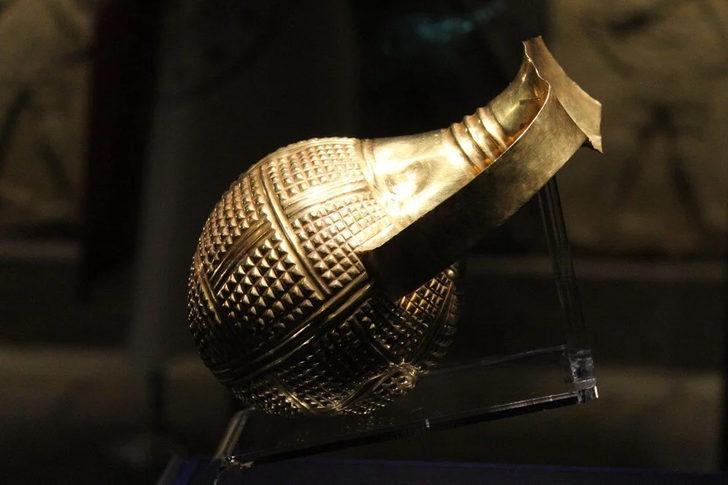 Anadolu'dan kaçırılan 4 bin 250 yıllık gaga ağızlı testi Türkiye'ye iade edildi G3