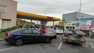 Uygun fiyatlı benzin için uzun kuyruk oluşturdular!