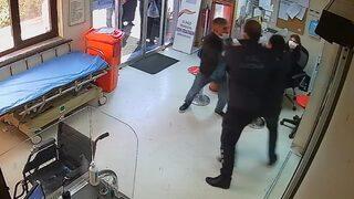 Dehşete düşüren anlar! İğne yaptırmaya geldiği hastanede güvenlik görevlilerini darbetti