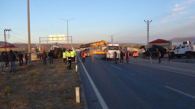 Bitlis'te tır ile kamyonetin çarpışması sonucu 1 kişi öldü, 5 kişi yaralandı