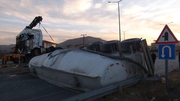 Bitlis'te tır ile kamyonetin çarpışması sonucu 1 kişi öldü, 5 kişi yaralandı G2