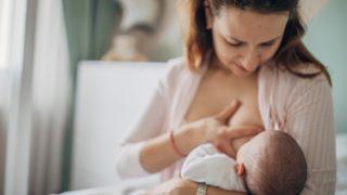 Anne adaylarına bebek emzirme eğitimi