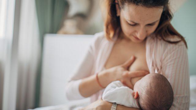 Anne adaylarına bebek emzirme eğitimi