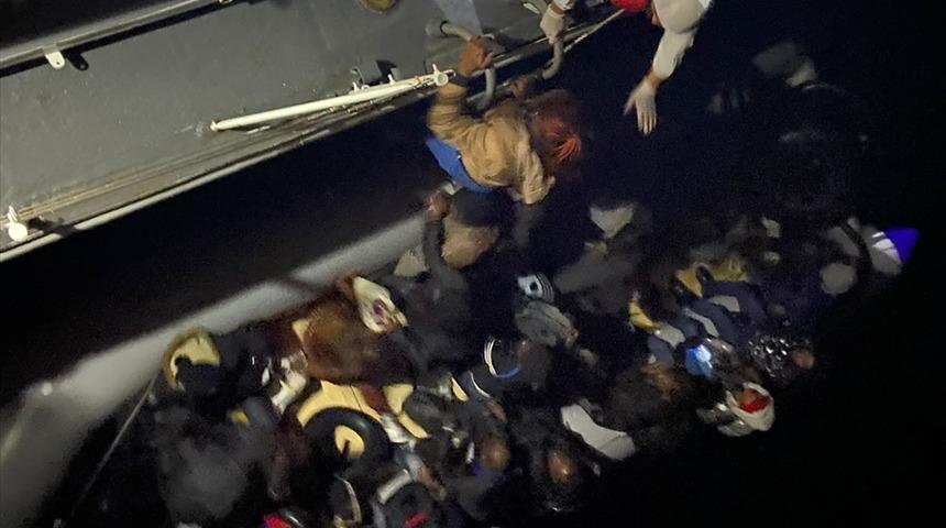 Muğla a&ccedil;ıklarında lastik botlardaki 46 d&uuml;zensiz g&ouml;&ccedil;men kurtarıldı