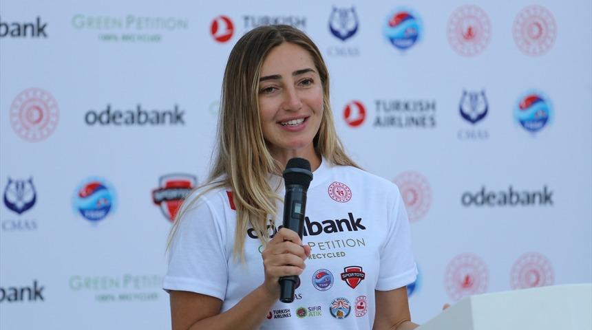 100 metreye dalarak dünya rekoru kıran Şahika Ercümen için tören düzenlendi