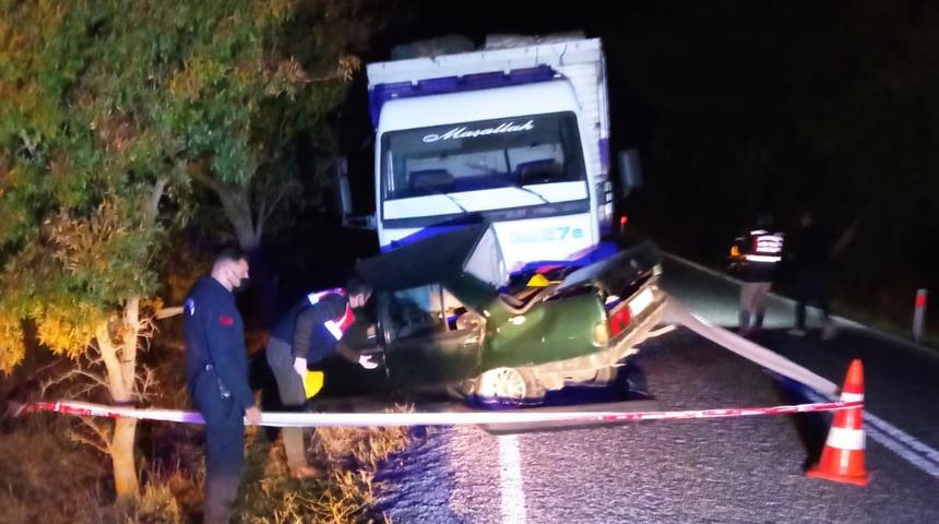 Feci kaza! Kamyonun altına giren otomobildeki 2 kardeş hayatını kaybetti
