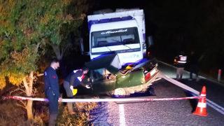 Feci kaza! Kamyonun altına giren otomobildeki 2 kardeş hayatını kaybetti