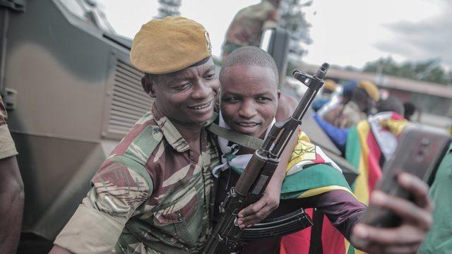 Zimbabve'de 2017'de Devlet Başkanı Mugabe askeri darbeyle devrildiğinde de kutlamalar düzenlenmişti.