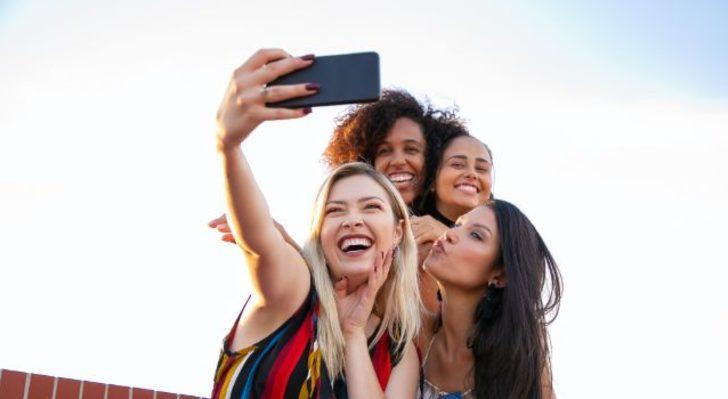 “Tatil selfie’m şöyle olsun.” dediğin bir sahne düşün...