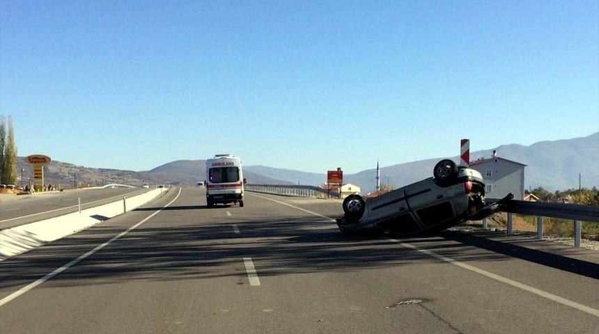 Tokat'ta devrilen otomobildeki anne ve oğlu yaralandı