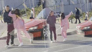 Sokak ortasında kendini kaybeden genç kadın, erkek arkadaşına saldırdı