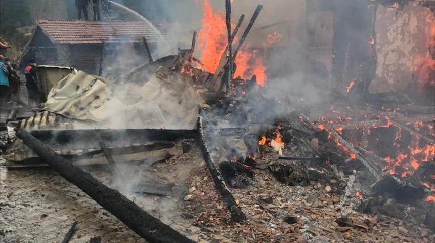 Çorum'da iki ev yandı