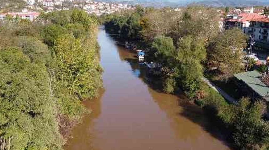 Sonbahar manzaralarını yansıttı! Bartın Irmağı sonbahara büründü
