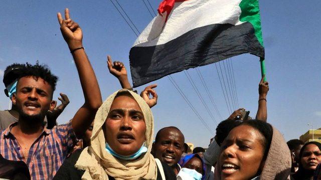 Sudan'da göstericiler darbeyi protesto ediyor