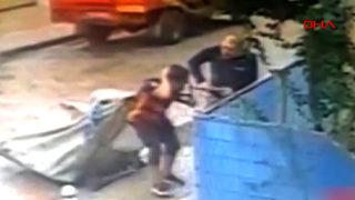 Güngören'de kağıt toplayıcısına dayak! Demir kapağı çalmak isterken iş yeri sahibine yakalandı