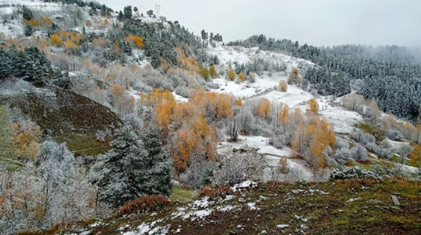 Artvin'in sakin şehrine kış erken geldi! Kartpostallık görüntüler oluştu