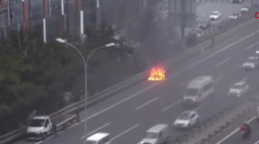 TEM'de korku dolu anlar! Alev alev yandı, trafik kilitlendi