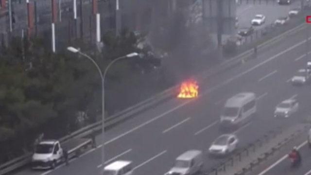 TEM'de korku dolu anlar! Alev alev yandı, trafik kilitlendi