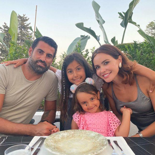 Volkan Demirel'in eşi Zeynep Sever mini etekle poz verdi! O pozlar Instagram'ı salladı...