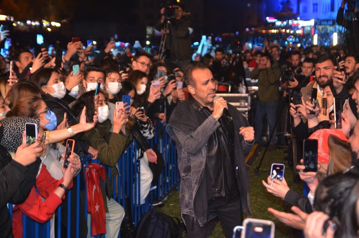 Haluk Levent K&uuml;tahya&rsquo;da hayranlarıyla buluştu