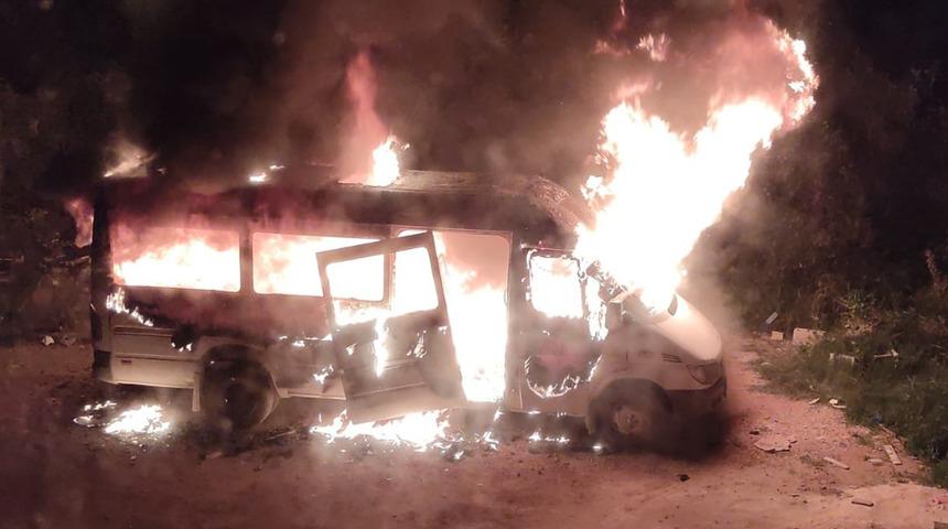 G&ouml;renler itfaiyeyi aradı! &Ouml;ğrenci servisi alevler i&ccedil;inde