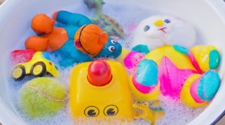 Çocuğunuzun sağlığını riske atıyor olabilirsiniz! Eğer çocuğunuzun oyuncaklarını böyle temizlemiyorsanız...