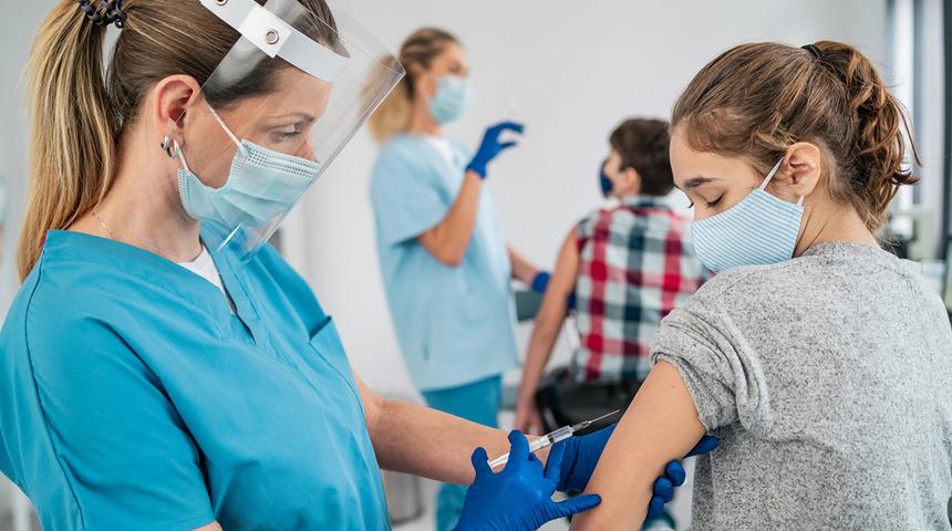 Covid-19 aşısı, 12 yaş üstü çocuklarda virüsün yayılmasını engelliyor
