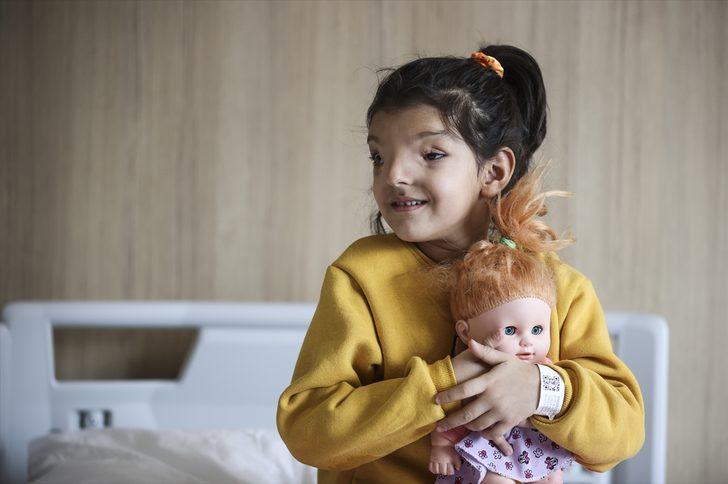 Minik Ayşenur'un normalden daha ayrık olan gözleri ameliyatla yaklaştırıldı G1