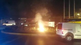 Ataşehir’de korkutan anlar! Trafiğin ortasında havai fişek attılar