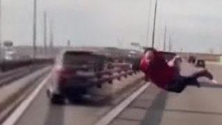 Yer: Belarus! İntihar etmek için araçların üstüne atladı