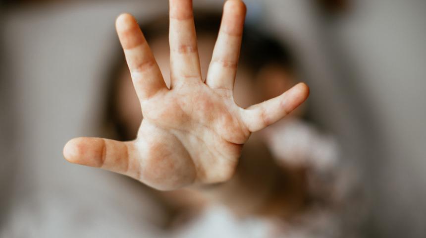 ''Şeytan &ccedil;ıkaracağım'' deyip 13 yaşındaki &ccedil;ocuğa cinsel istismarda bulunmuştu! Karar verildi