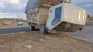 Konya'da refüje çarpan saman yüklü kamyonun sürücüsü öldü