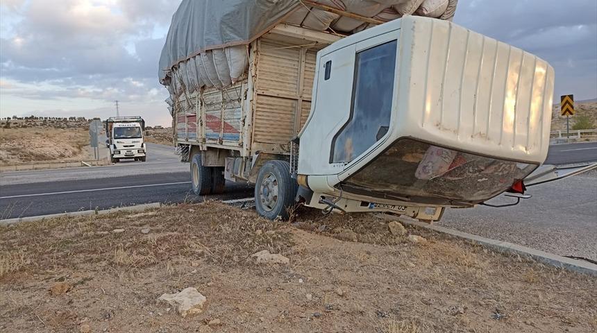 Konya'da refüje çarpan saman yüklü kamyonun sürücüsü öldü