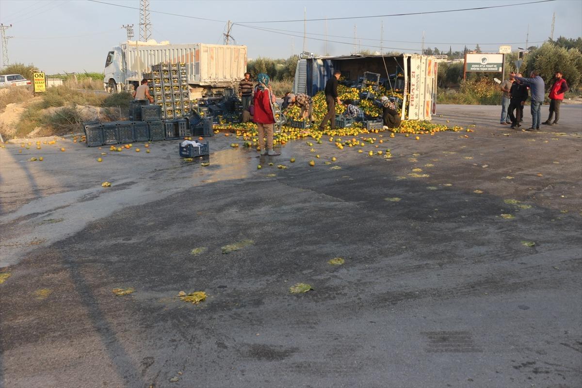 Adana'da iki kamyonun &ccedil;arpışması sonucu 3 kişi yaralandı