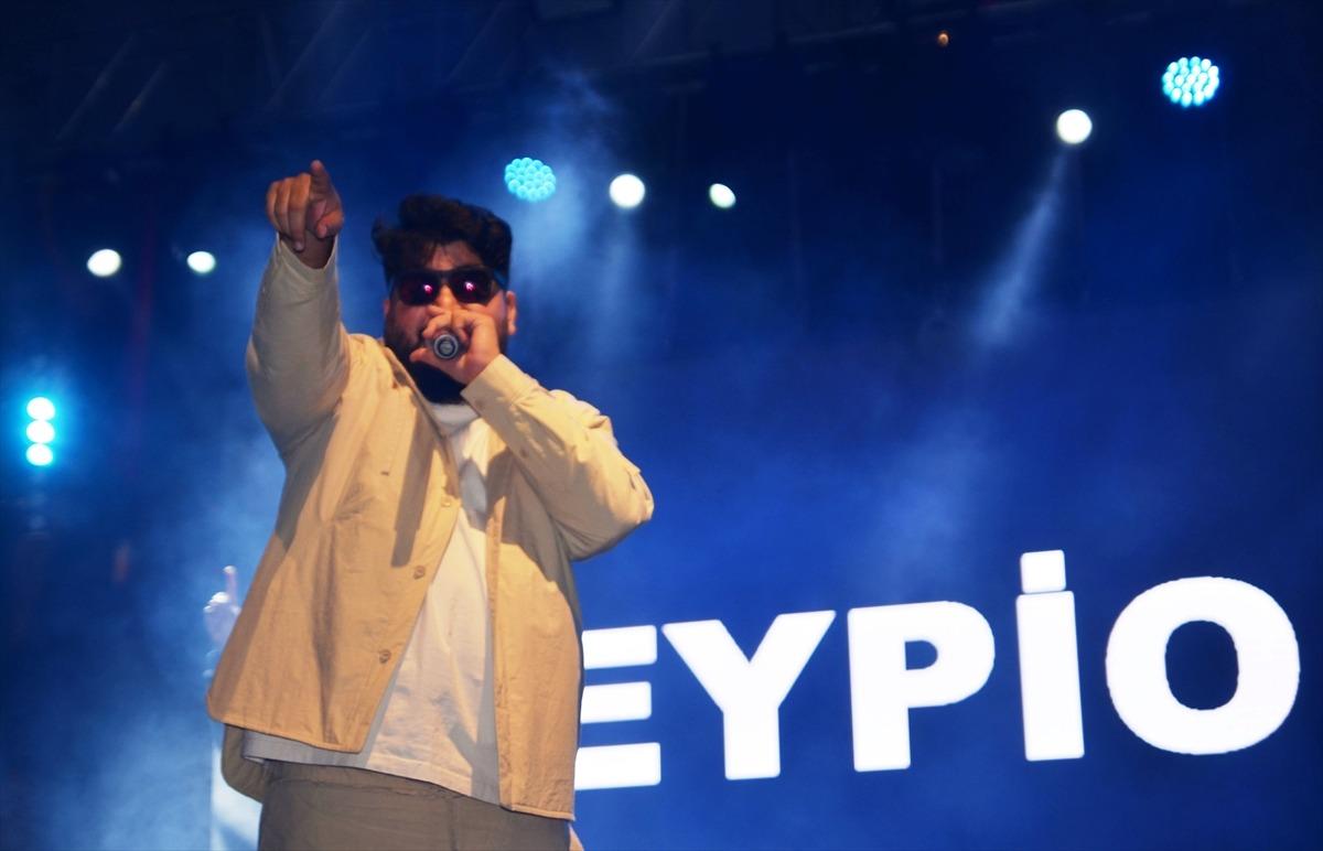 T&uuml;rk rap şarkıcısı Eypio, K&uuml;tahya'da sahne aldı