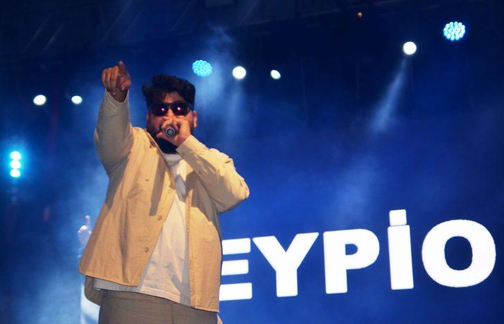Türk rap şarkıcısı Eypio, Kütahya'da sahne aldı G1
