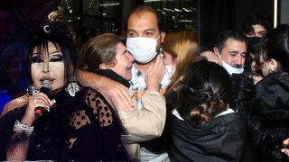 Tahliye olan Bülent Ersoy'un orkestra ekibi Türkiye'ye geldi! Ersoy'a tepki gösterdiler