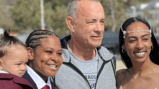 Tom Hanks’ten evlenen çifte sürpriz