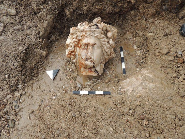 Aizanoi Antik Kenti kazısında "Afrodit" ve "Dionysos" heykel başları bulundu G2